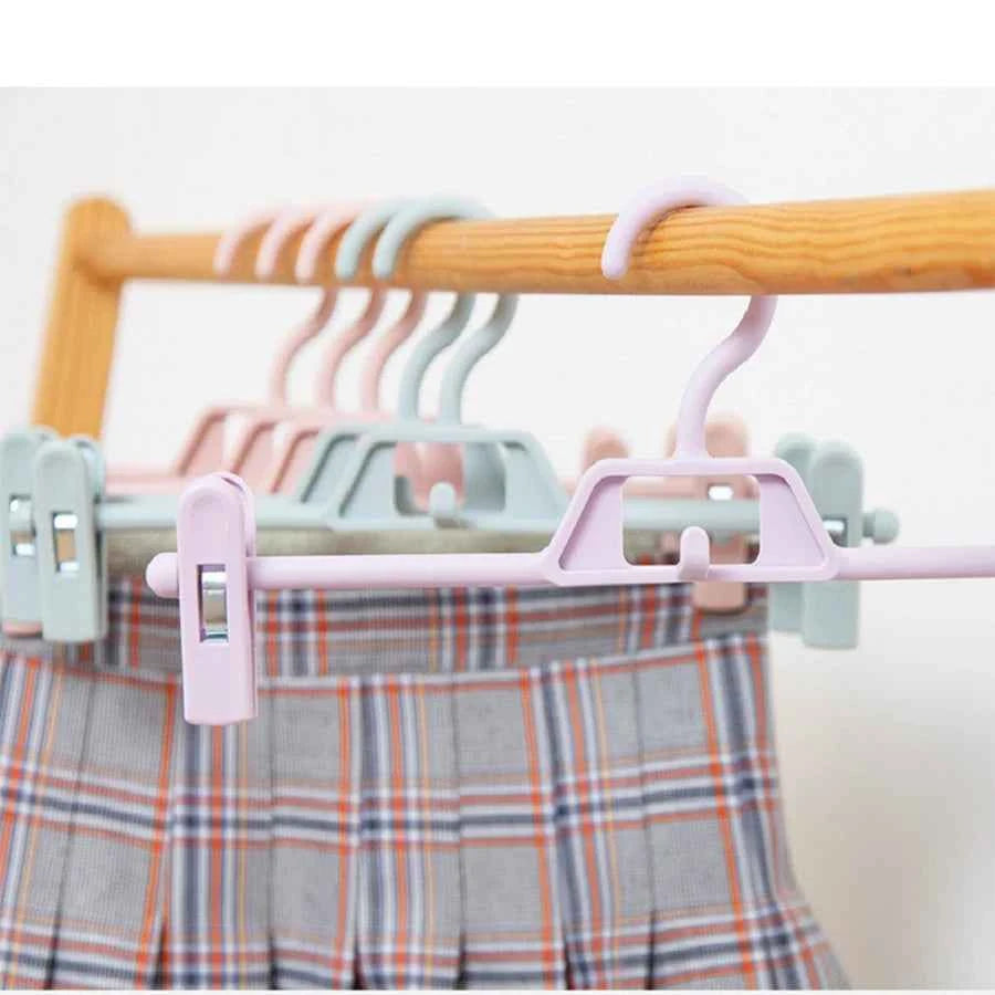 Cintre pour étendoir à linge avec pinces pantalons