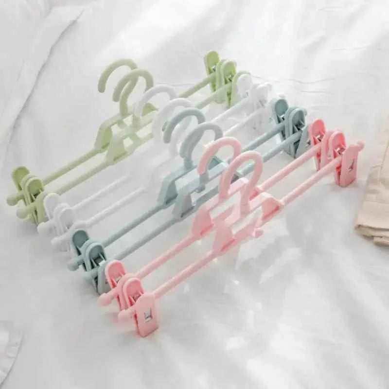 Cintre pour étendoir à linge avec pinces réglables