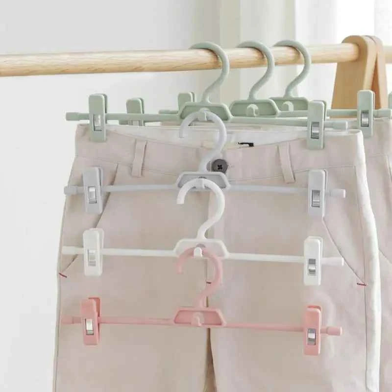 Cintre pour étendoir à linge avec pinces réglables